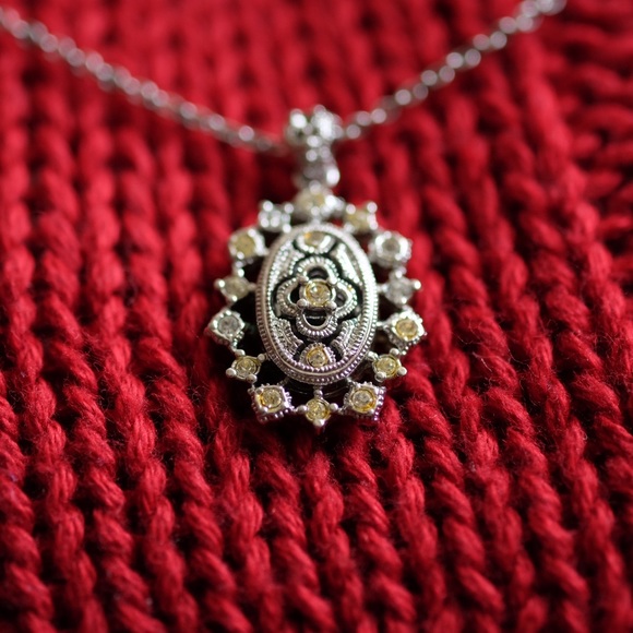 Earring & necklace set