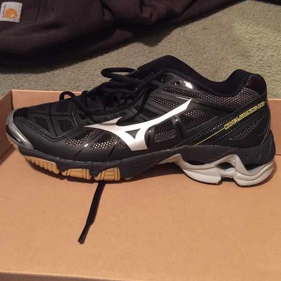 Mizuno volleyball shoes