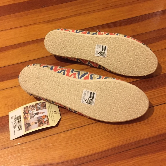 Toms NWT - Picture 2 of 2