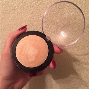 Laura Mercier Matte Radiance Powder Highlight