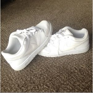 Men's Nike shoes. Like new. White size 9
