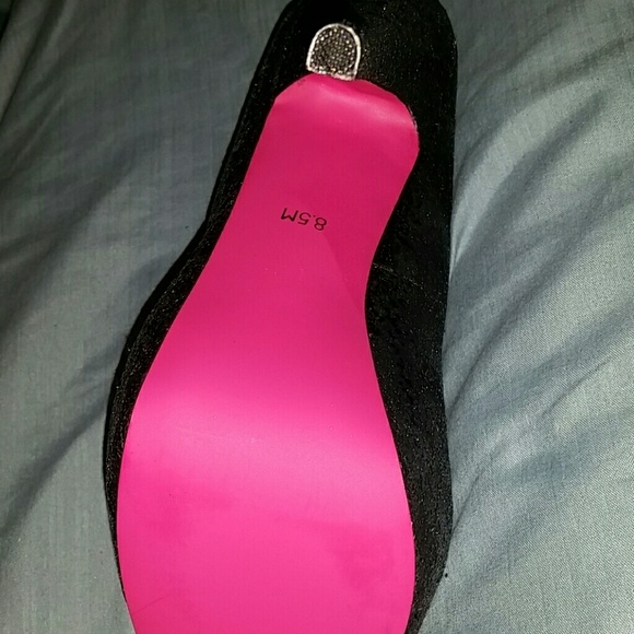 Signature sole pumps