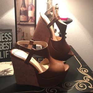 Super sexy brown wedges for you!