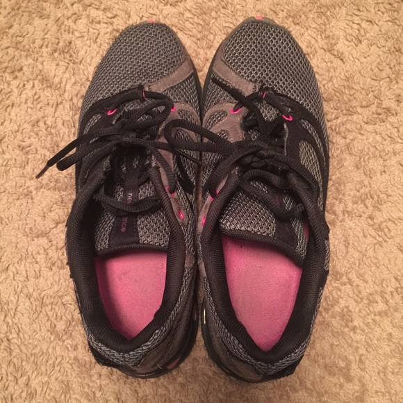 New Balance tennis shoes / sneakers.