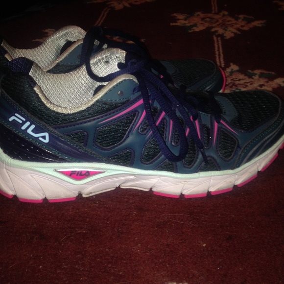 size 7.5 Fila running shoes - Picture 2 of 4