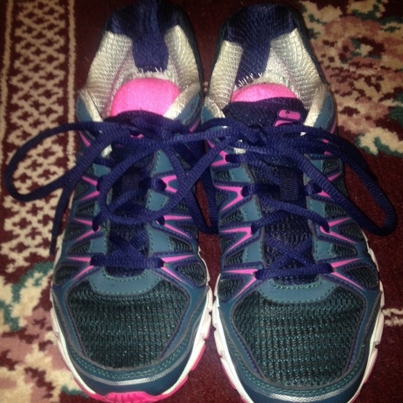 size 7.5 Fila running shoes - Picture 3 of 4