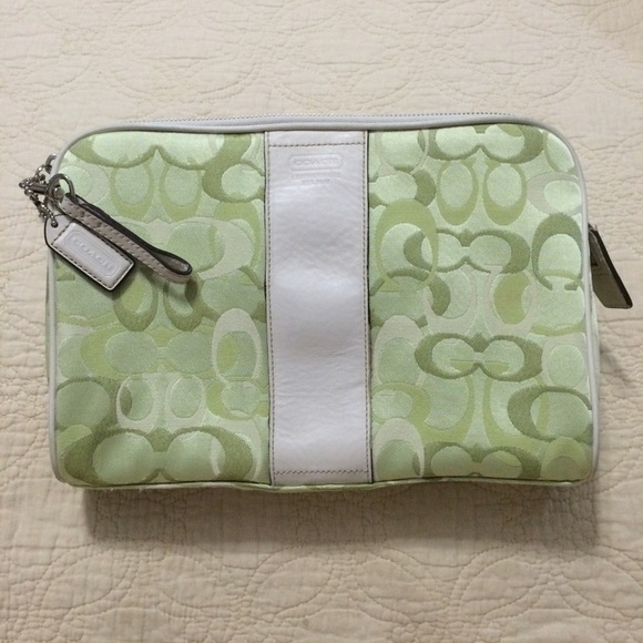 Coach Handbags - 🔴 Authentic Coach Large Optic Cosmetic Case