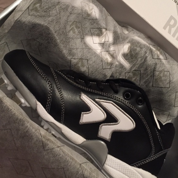 Low top women's mental softball cleats
