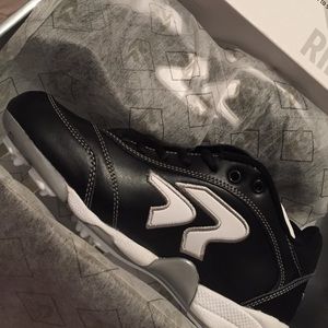 Low top women's mental softball cleats