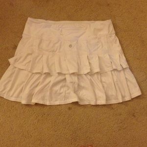 WHITE LULULEMON RUFLE TENNIS SKIRT