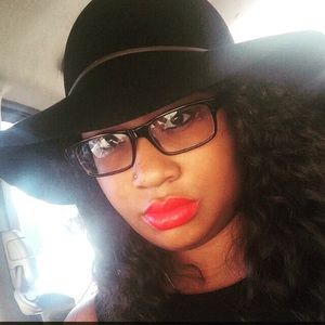 Meet your Posher, Kendra