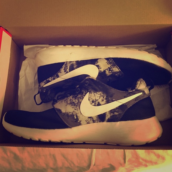Tie dye roshe runs (COMES WITH NIKE NIKE BOX)