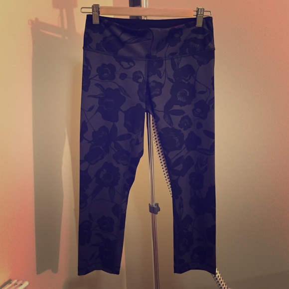 lululemon athletica Pants - Lululemon wunder under crops in luxtreme light