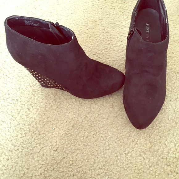 Black pumps