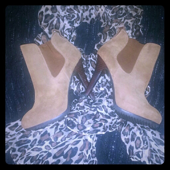 Jessica Simpson ~Tan pull-on booties