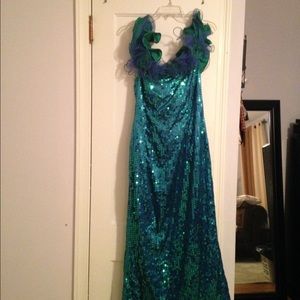 BEAUTIFUL SEQUIN EVENING GOWN