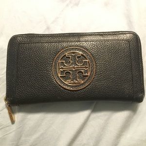 Tory butch Amanda continental zip wallet. Black