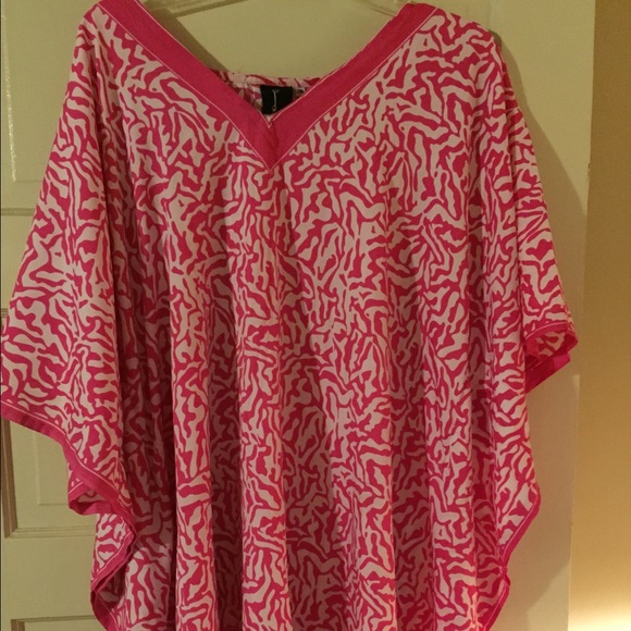 Looks great with white leggings. Oversized shirt