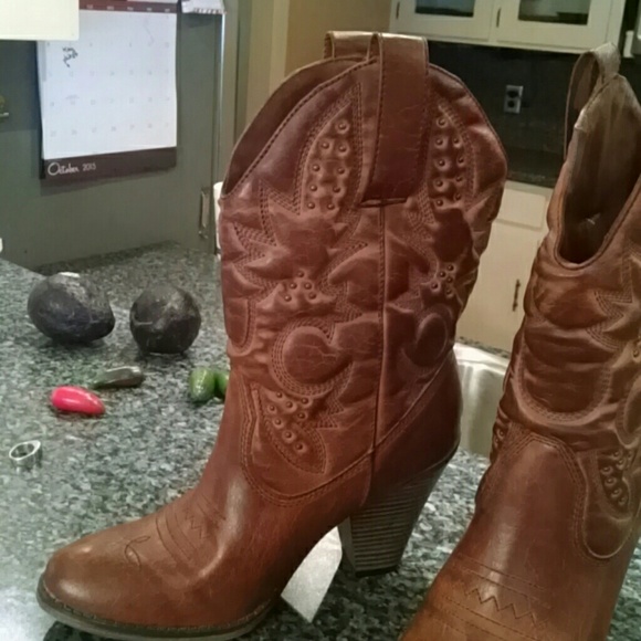Size is 8.5 faux leather never worn boots