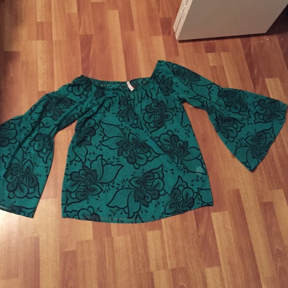 Bell bottom sleeve blouse