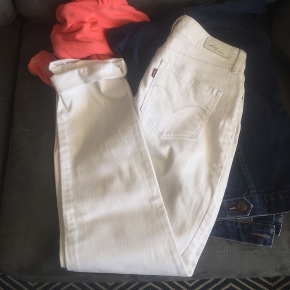 🌬 Price reduced levi's white Jeans