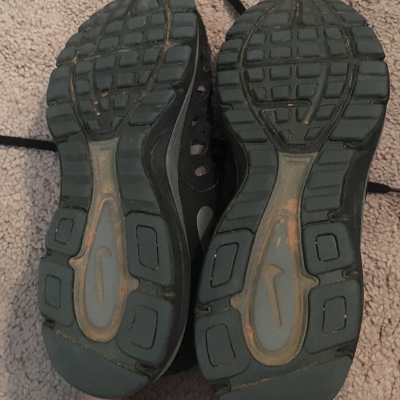 Boys Nikes - Picture 4 of 4