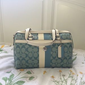 Used Coach bag. I just wore it for 3 times.