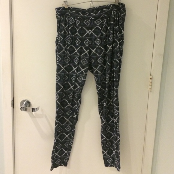 Black and white aztec print pants