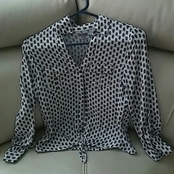 Tie up long sleeves blouse.