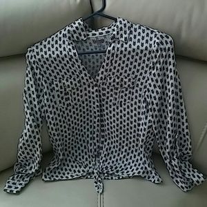 Tie up long sleeves blouse.