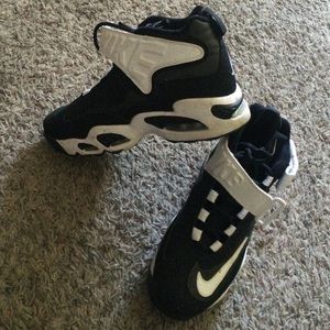 Nike shoes size 5 in men's 7 in women's