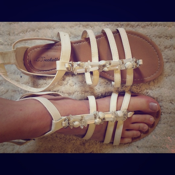 Feminine gladiator flat sandals
