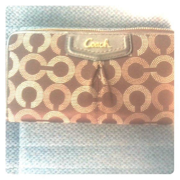 Brown Coach Wallet- Good Condition!!