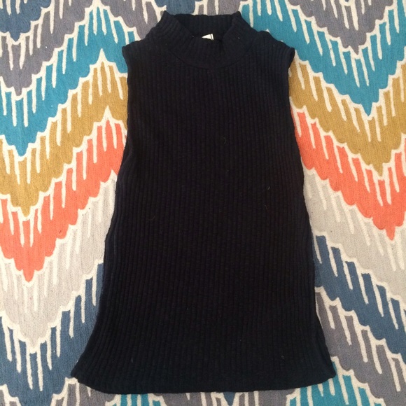Sleeveless turtleneck