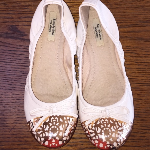 Soft Vera wang white gold toe flats