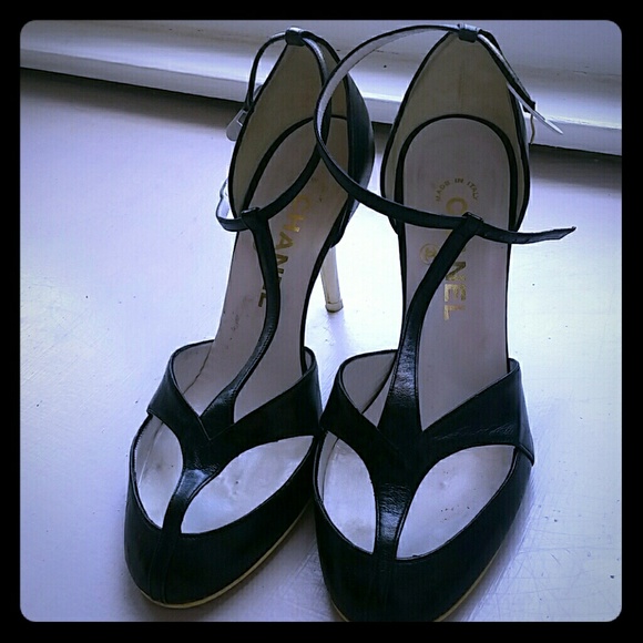 CHANEL heels