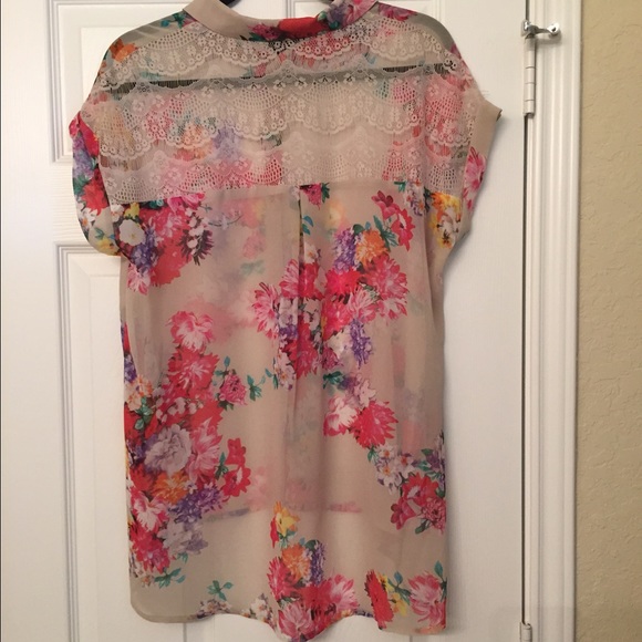 ‼️sold‼️Beautiful Floral and Lace Blouse