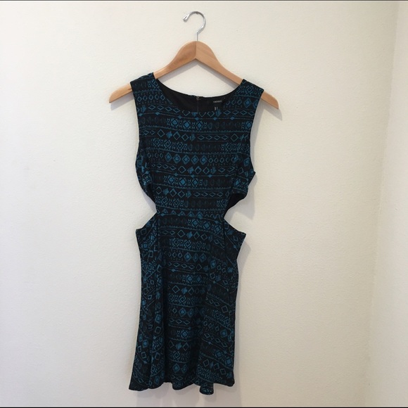 Trendy side cutout dress with abstract print!