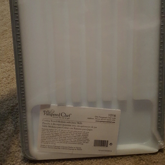 Pampered Chef Medium Cutting Board w/ Juice Wells