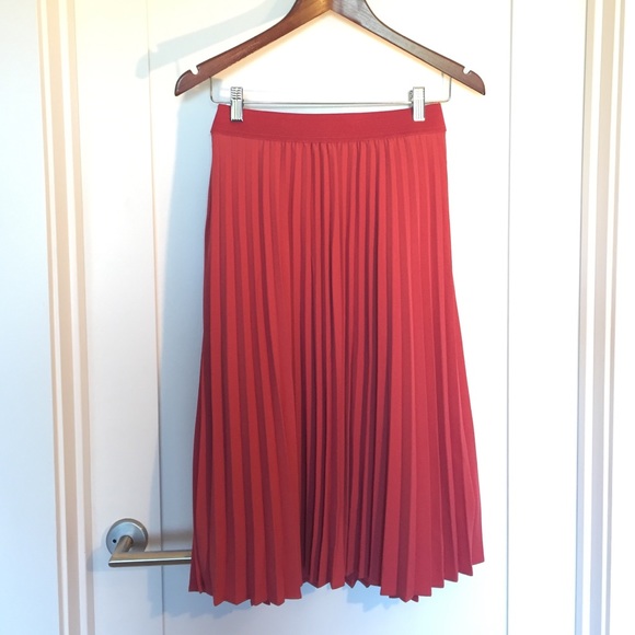 Coral pleated skirt