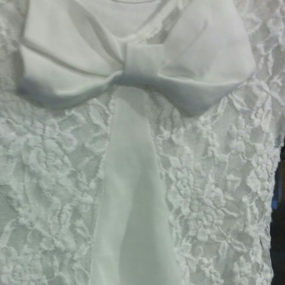 Elegant cream colored lace top with bow detail - Picture 2 of 3