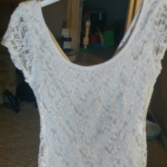 Elegant cream colored lace top with bow detail - Picture 3 of 3