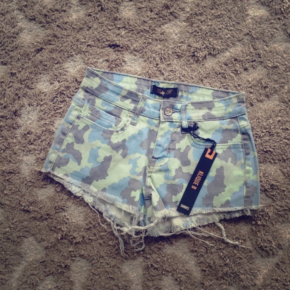 🔥CAMO DESTROYED SEAM CUTOFF SHORTS🔥NWT🔥