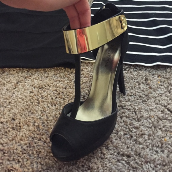Black pumps with gold accent