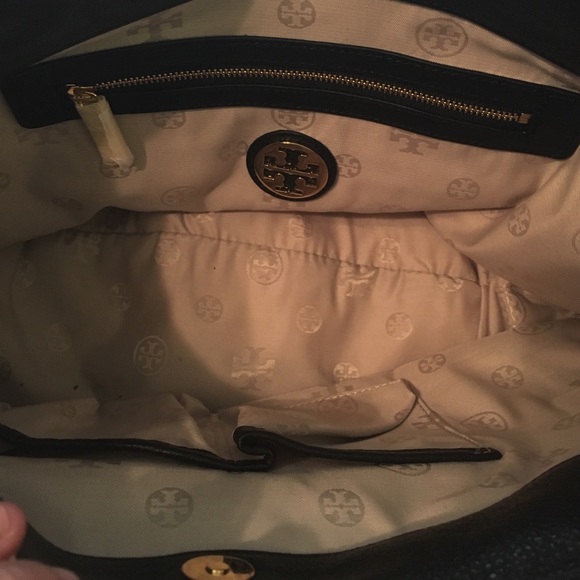 NWT ๐ฏ Authentic Black Tory Burch Amanda Hobo - Picture 3 of 4