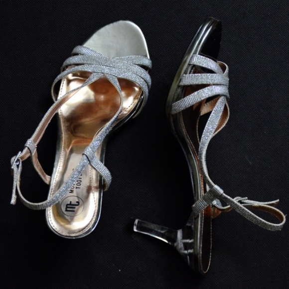 Mootsies Tootsies peep-toe silhoutte sandals.