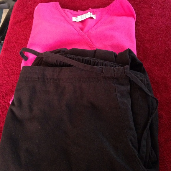 Scrub top and pants bundle set. - Picture 1 of 4