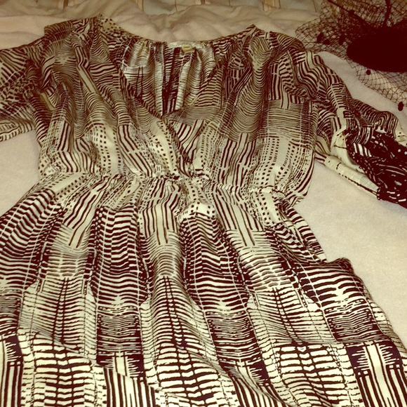 2.99 ship next hr- Cream and black 100% Silk dress