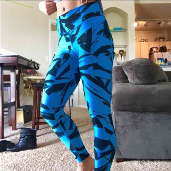 NWT Nike Legend leggings SMALL
