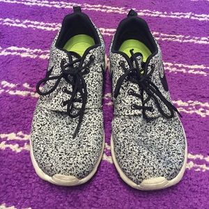 Black and white Nike Roshes